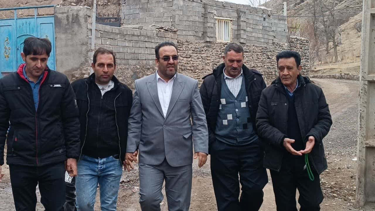 اجرای آسفالت ریزی معابر روستای دمیرچی بخش مهربان