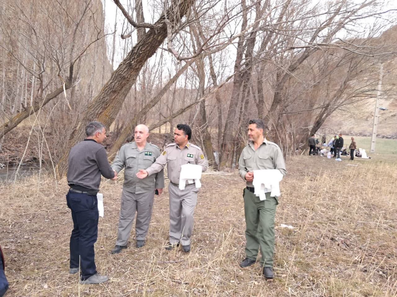 توزیع پلاستیک زباله توسط کارکنان و رئیس محیط زیست در منطقه گردشگری میره کوه در روز طبیعت ۱۴۰۴ و برای تذکر از شکستن درختان و آسیب زدن به محیط زیست در منطقه حضور پیدا کردند