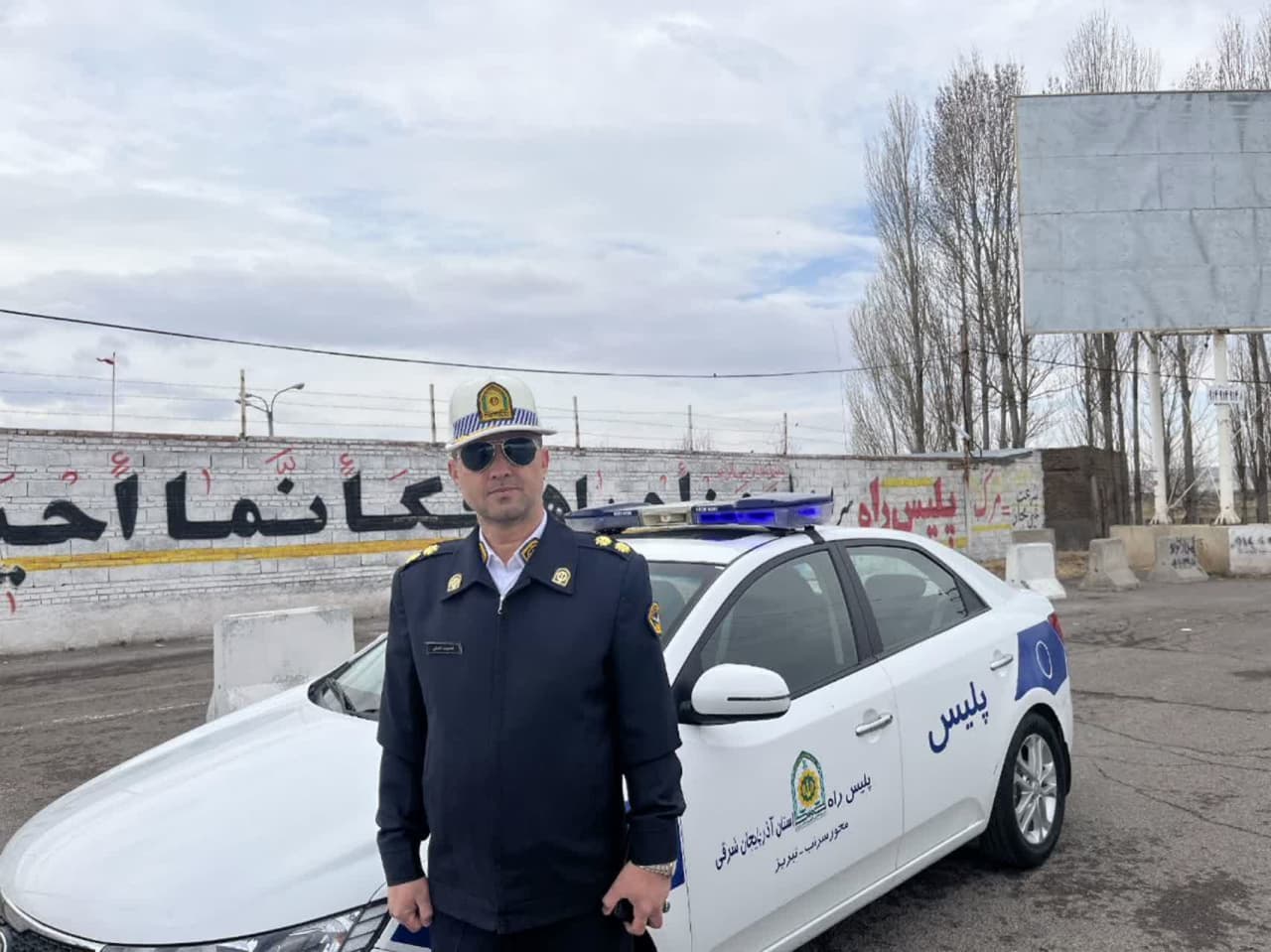 احمد رضا کاشفی رئیس پلیس راه محور سراب تبریز از زحمات و تلاش های خبرنگاران رسانه های محلی شهرستان سراب که در طرح نورزی ۱۴۰۴ با پوشش خبری برنامه ها و فعالیت های پلیس راه سراب و پویش( #نه-به-تصادف) که در باب کاهش تصادفات و جانباختگان جاده ای منتشر نمودند قدردانی کرد🚦