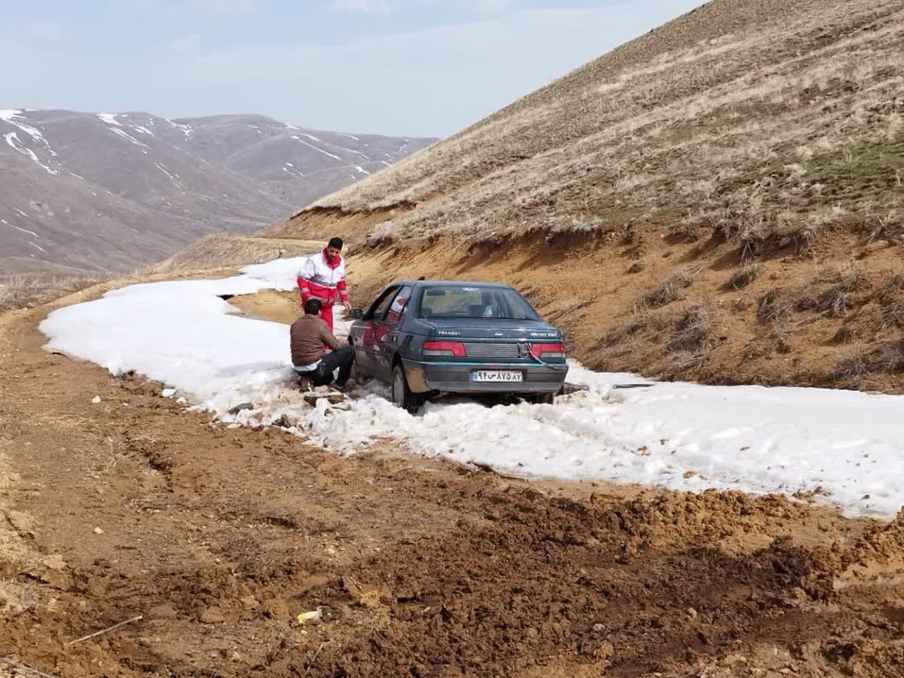 امدادرسانی نجاتگران هلال‌احمر سراب به گردشگران گرفتار در ییلاقات دهستان رازلیق