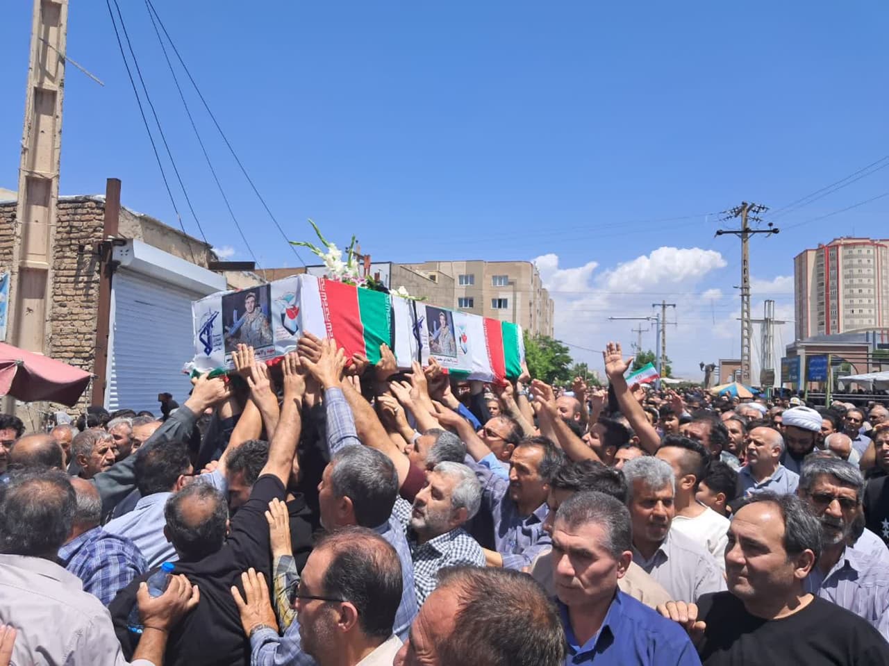 بوسه دکتر جهانی فرماندار سراب بر تابوت شهید وطن  امیر محمد رادمهر