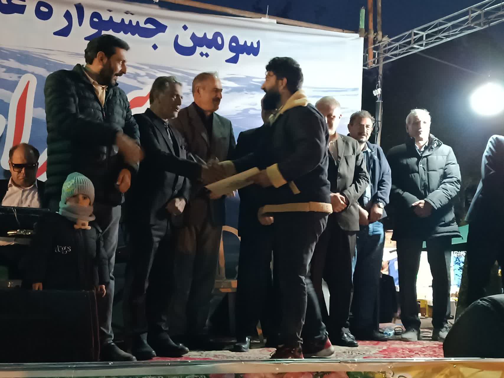 تجلیل از عوامل اجرایی بخش هنری جشنواره عسل ولبنیات شهرستان سراب