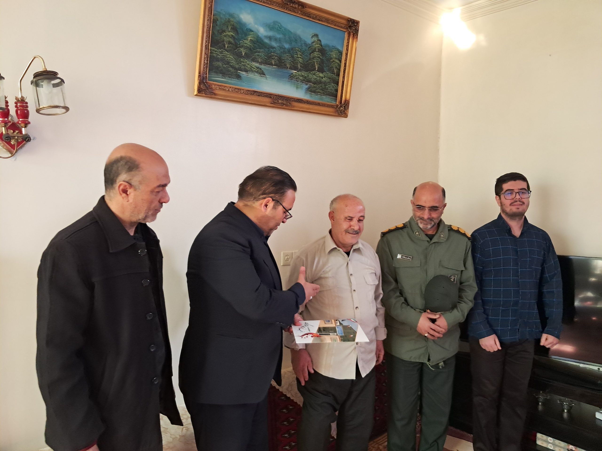 دیدار فرماندار با خانواده جانباز سرافراز